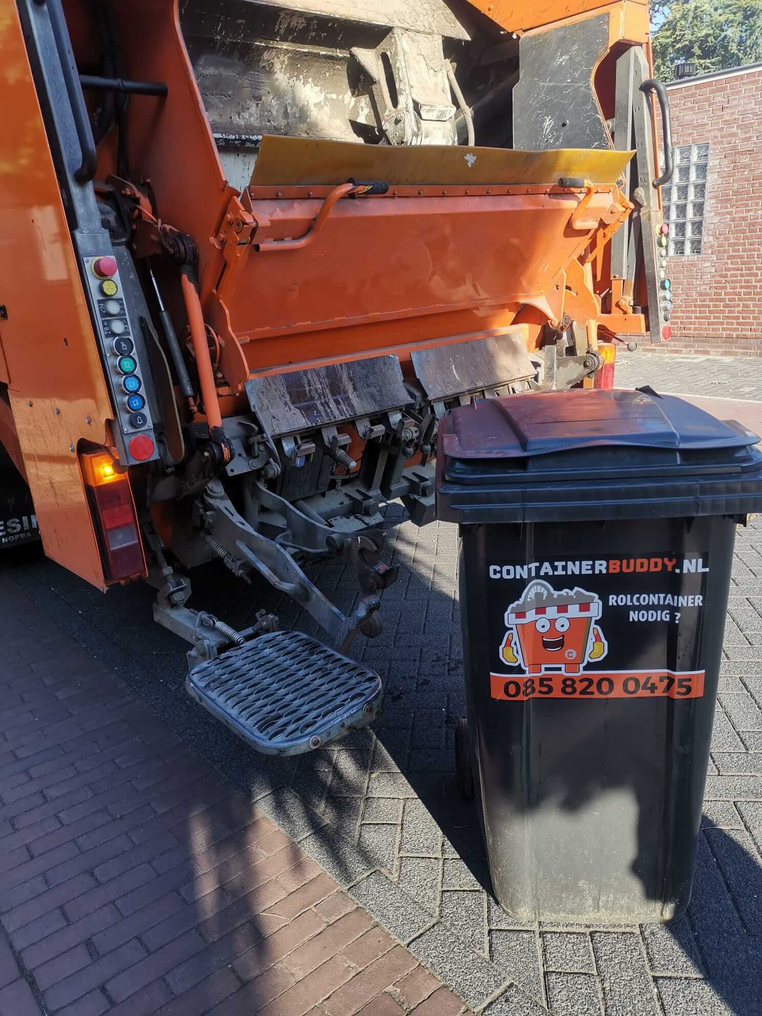 Rolcontainer van ContainerBuddy wordt geleegd bij de kraakperswagen